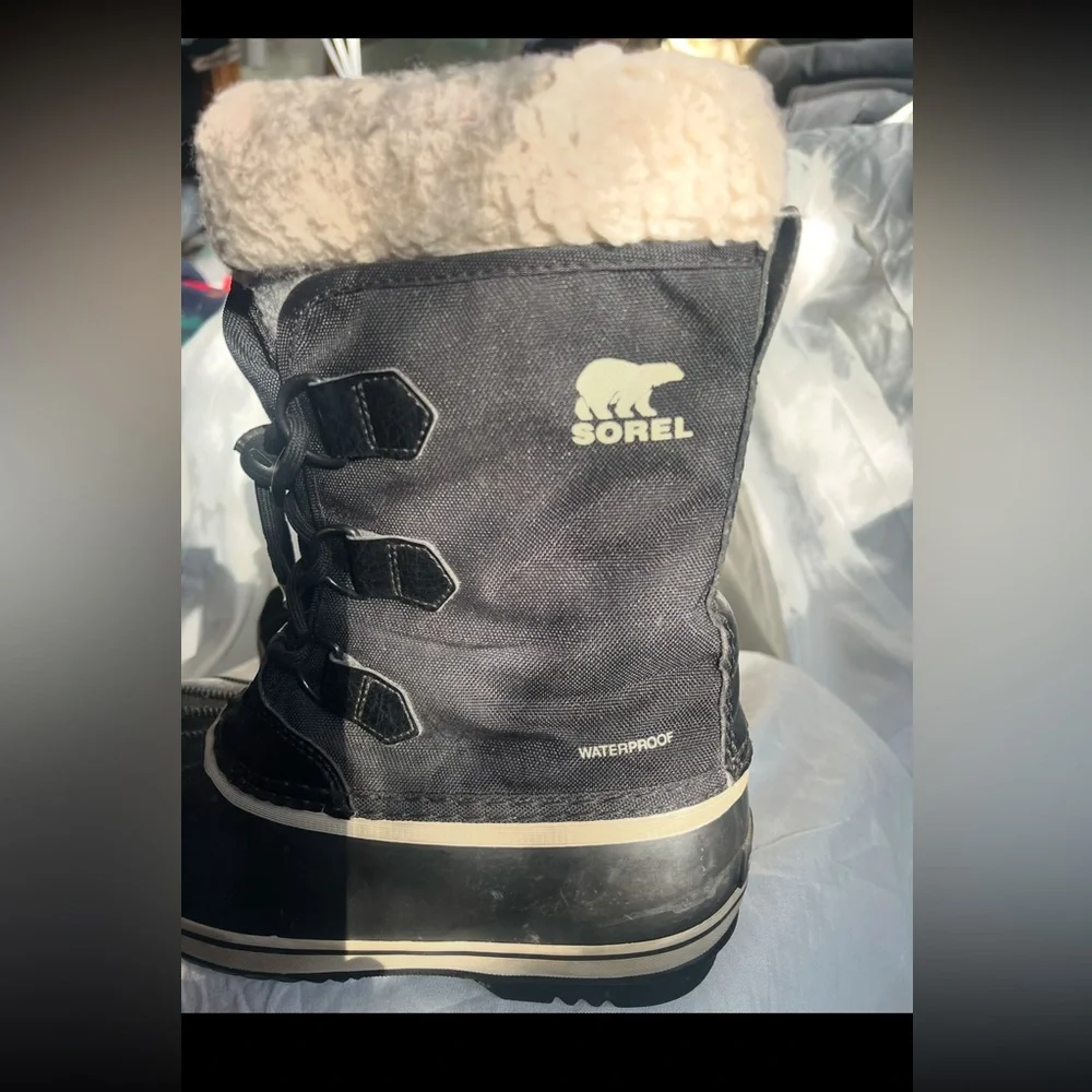 COPY - SORELS kids EUC. Removable inner insulated liners. Size 3 (US), 34 (EU)